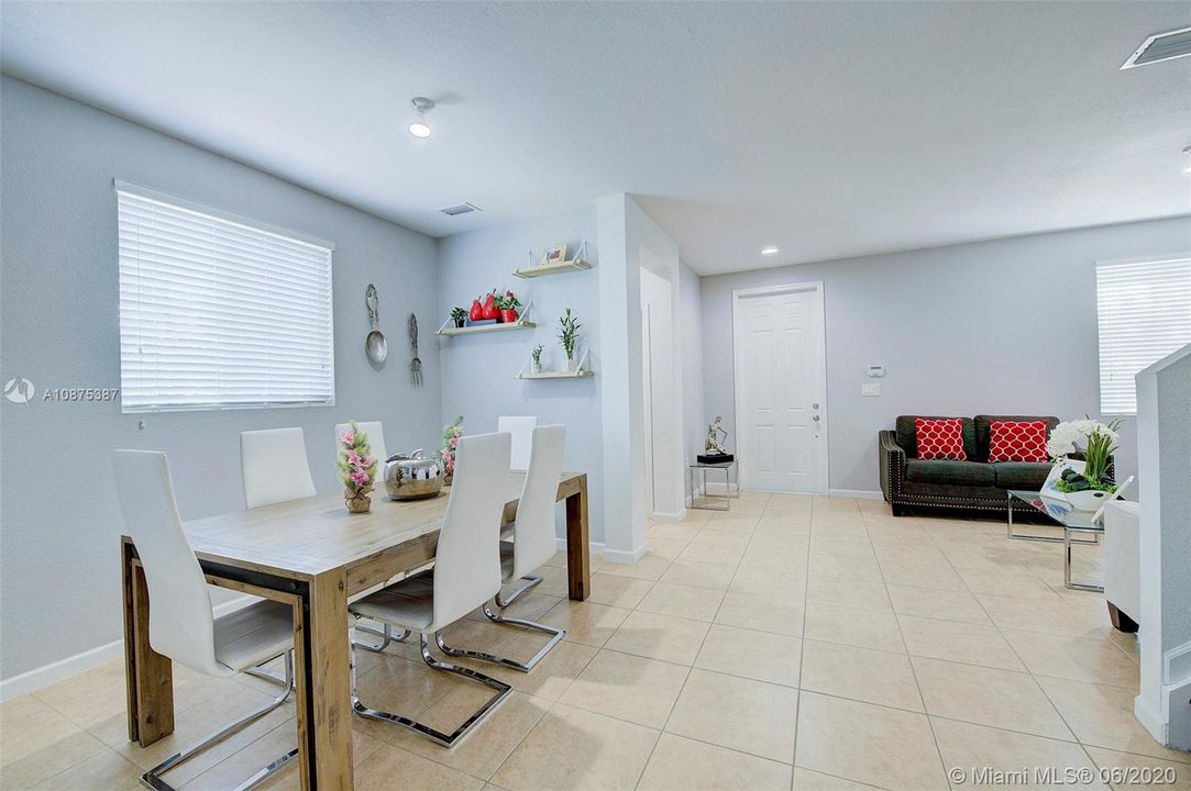 Vendido Recientemente: $245,000 (3 camas, 2 baños, 1850 Pies cuadrados)
