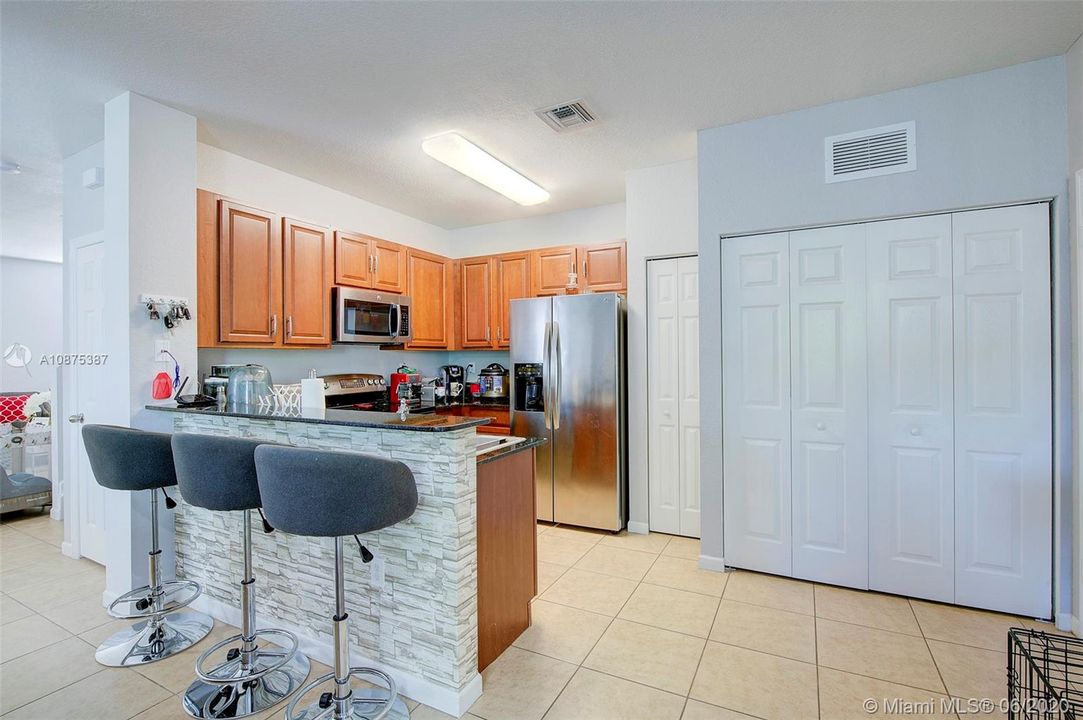 Vendido Recientemente: $245,000 (3 camas, 2 baños, 1850 Pies cuadrados)