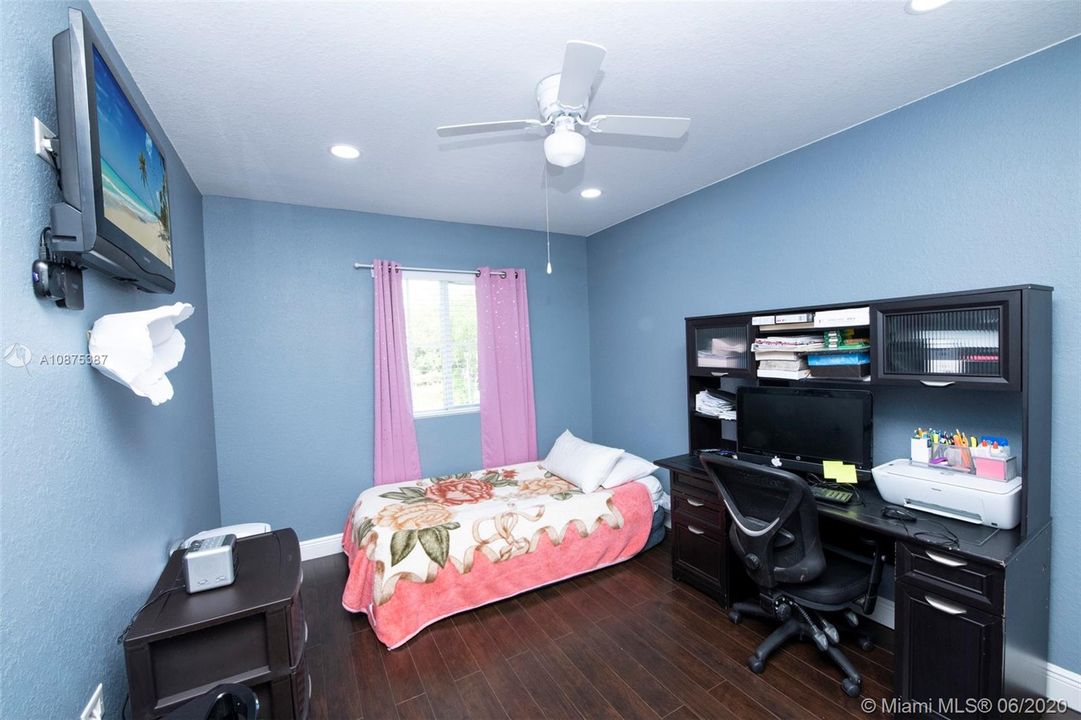 Vendido Recientemente: $245,000 (3 camas, 2 baños, 1850 Pies cuadrados)