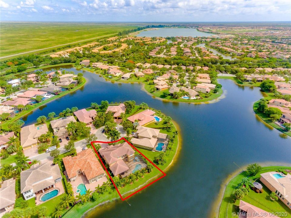 Недавно продано: $995,500 (6 спален, 5 ванн, 4549 Квадратных фут)