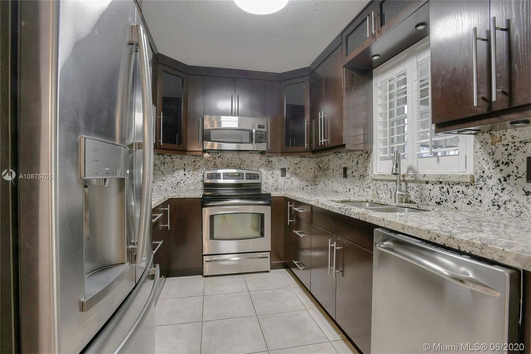 Upgraded Kitchen with SS Appliances, Granite and wood Cabinets