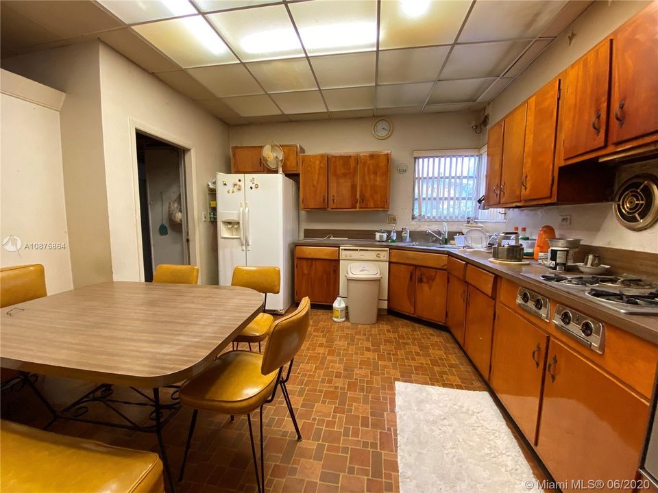 Recently Sold: $312,000 (3 beds, 2 baths, 1988 Square Feet)