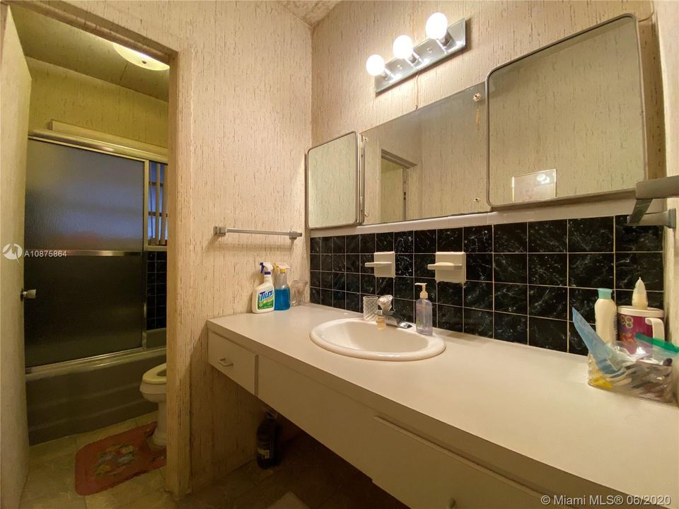 Recently Sold: $312,000 (3 beds, 2 baths, 1988 Square Feet)