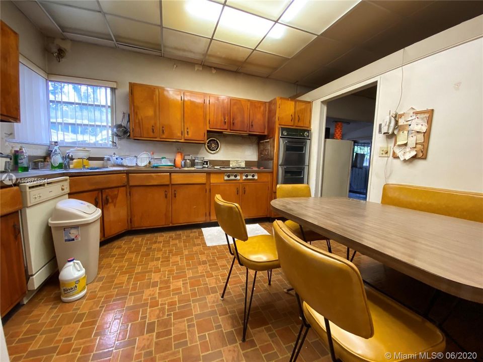 Recently Sold: $312,000 (3 beds, 2 baths, 1988 Square Feet)