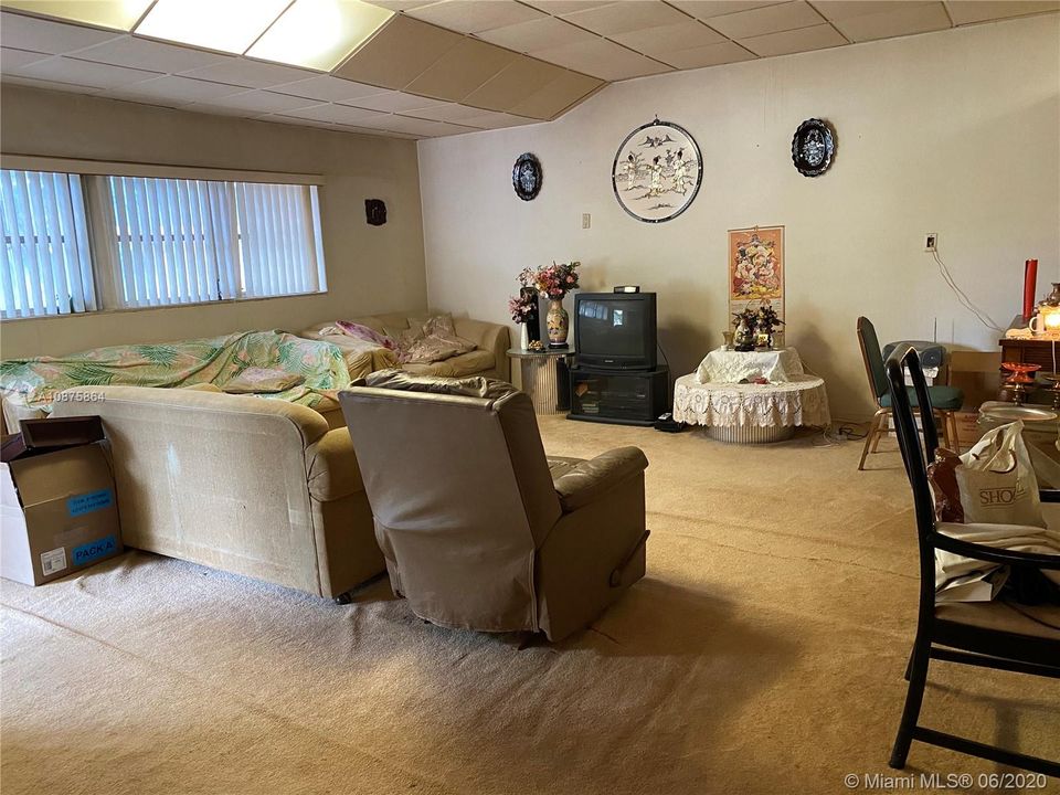 Recently Sold: $312,000 (3 beds, 2 baths, 1988 Square Feet)