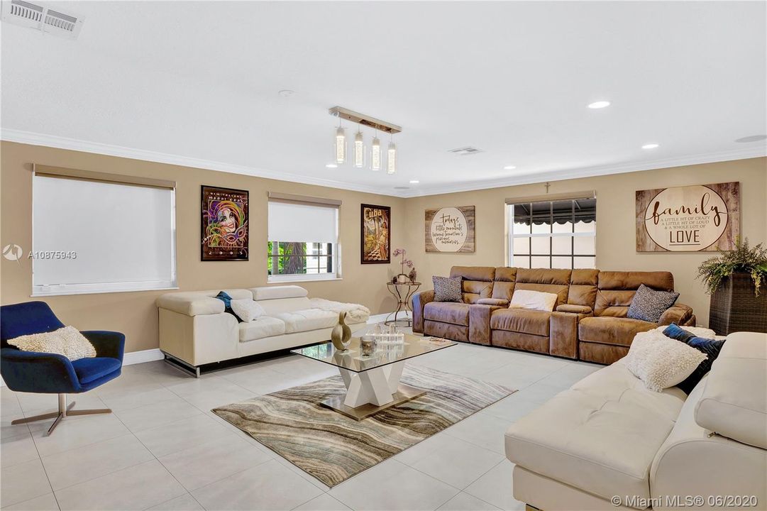Recently Rented: $3,200 (3 beds, 3 baths, 2204 Square Feet)