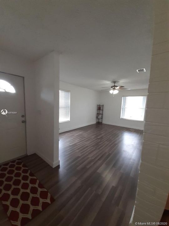 Vendido Recientemente: $315,000 (3 camas, 2 baños, 1421 Pies cuadrados)