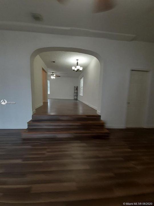 Vendido Recientemente: $315,000 (3 camas, 2 baños, 1421 Pies cuadrados)