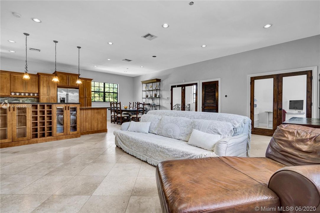 Vendido Recientemente: $585,000 (3 camas, 2 baños, 2216 Pies cuadrados)