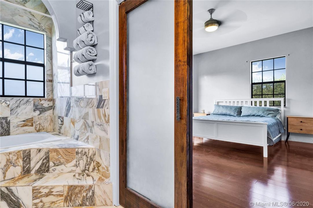 Vendido Recientemente: $585,000 (3 camas, 2 baños, 2216 Pies cuadrados)