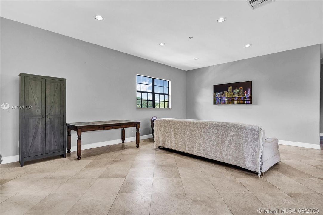 Vendido Recientemente: $585,000 (3 camas, 2 baños, 2216 Pies cuadrados)