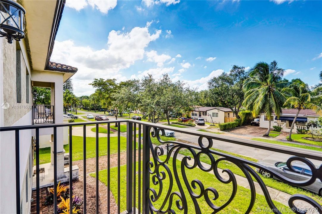 Vendido Recientemente: $585,000 (3 camas, 2 baños, 2216 Pies cuadrados)