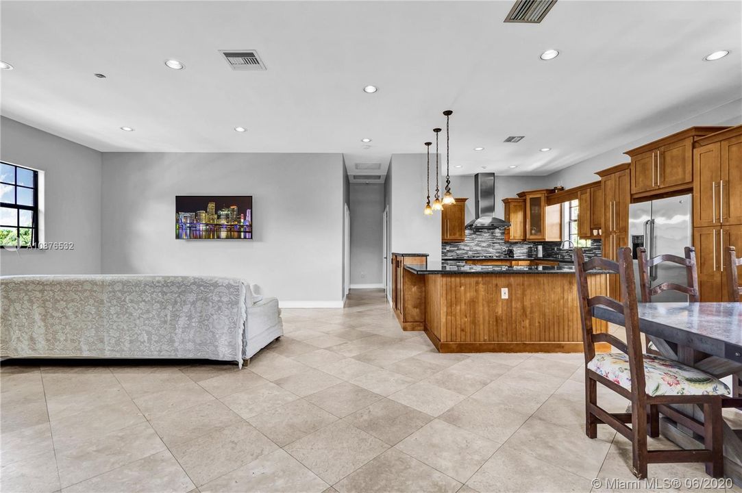 Vendido Recientemente: $585,000 (3 camas, 2 baños, 2216 Pies cuadrados)