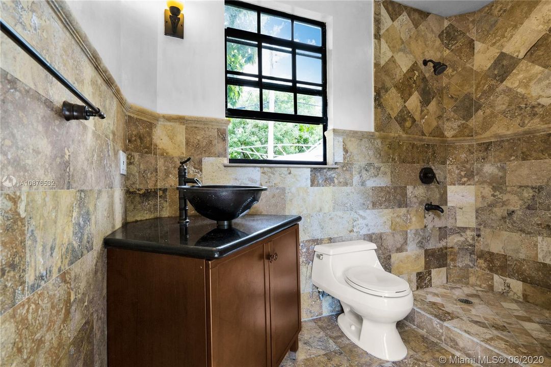 Vendido Recientemente: $585,000 (3 camas, 2 baños, 2216 Pies cuadrados)