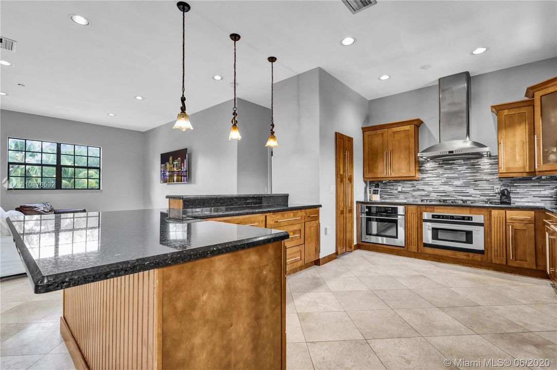 Vendido Recientemente: $585,000 (3 camas, 2 baños, 2216 Pies cuadrados)