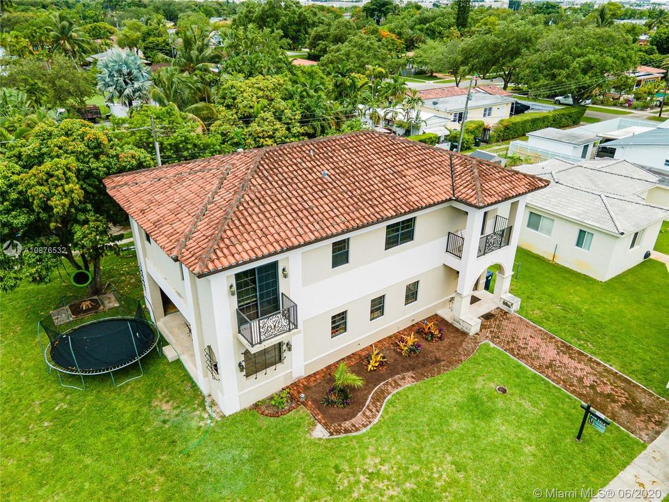 Vendido Recientemente: $585,000 (3 camas, 2 baños, 2216 Pies cuadrados)