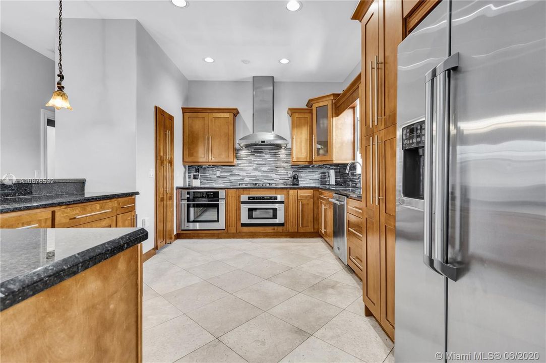 Vendido Recientemente: $585,000 (3 camas, 2 baños, 2216 Pies cuadrados)