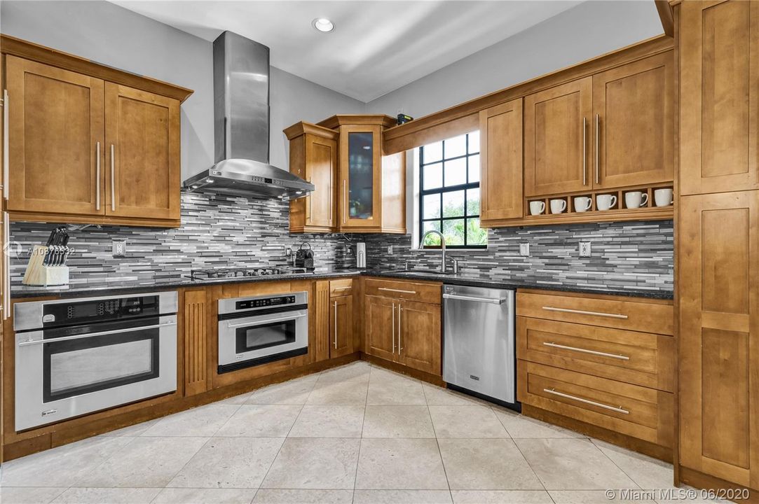 Vendido Recientemente: $585,000 (3 camas, 2 baños, 2216 Pies cuadrados)