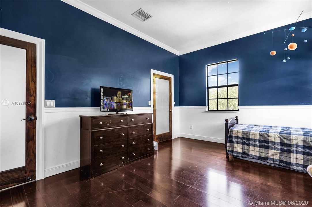 Vendido Recientemente: $585,000 (3 camas, 2 baños, 2216 Pies cuadrados)