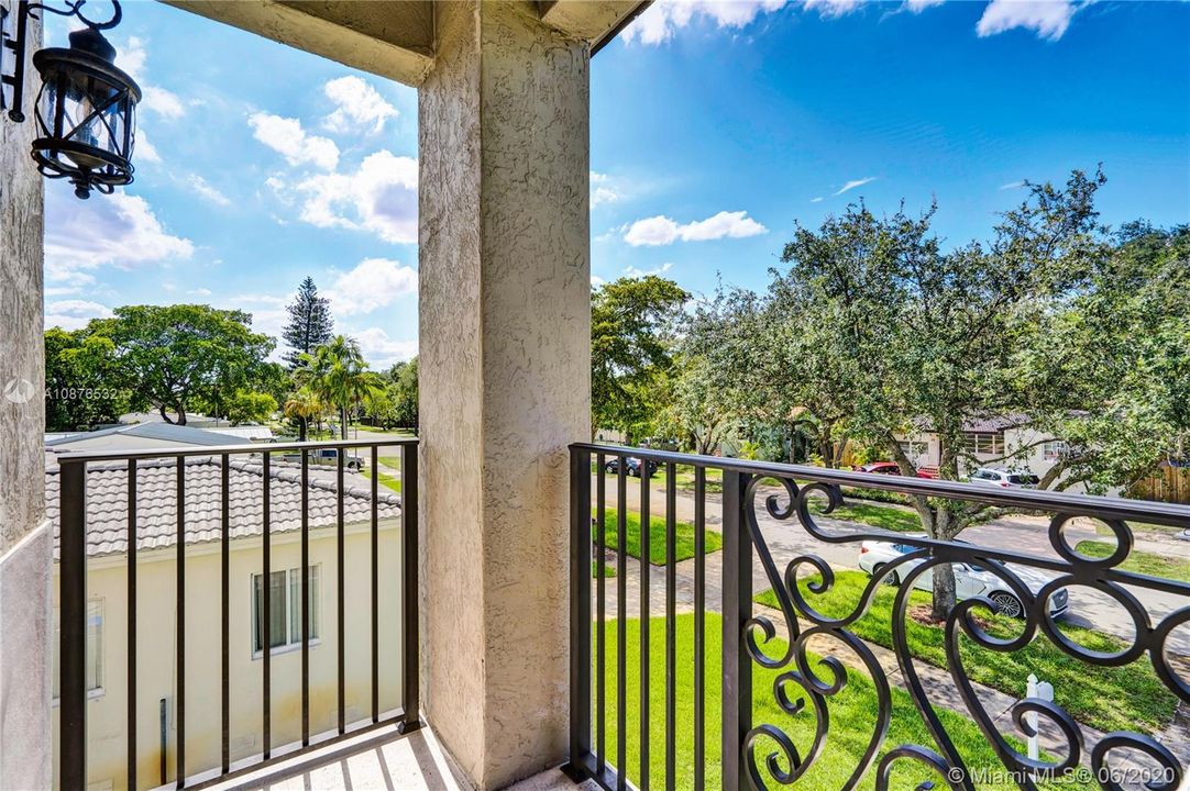 Vendido Recientemente: $585,000 (3 camas, 2 baños, 2216 Pies cuadrados)