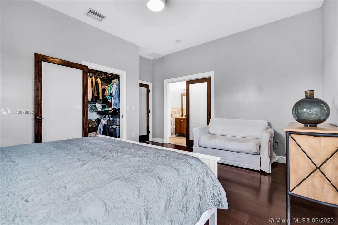 Vendido Recientemente: $585,000 (3 camas, 2 baños, 2216 Pies cuadrados)