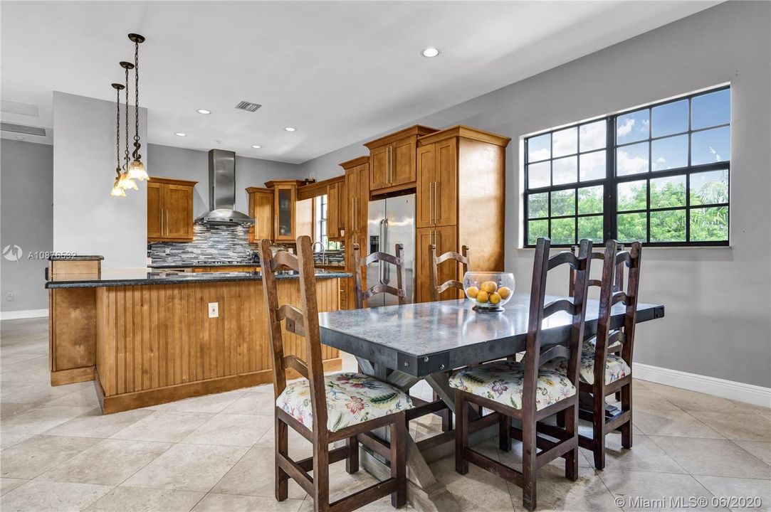 Vendido Recientemente: $585,000 (3 camas, 2 baños, 2216 Pies cuadrados)