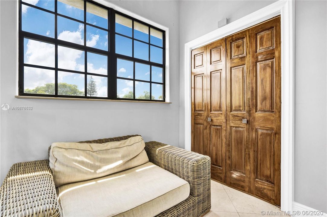 Vendido Recientemente: $585,000 (3 camas, 2 baños, 2216 Pies cuadrados)
