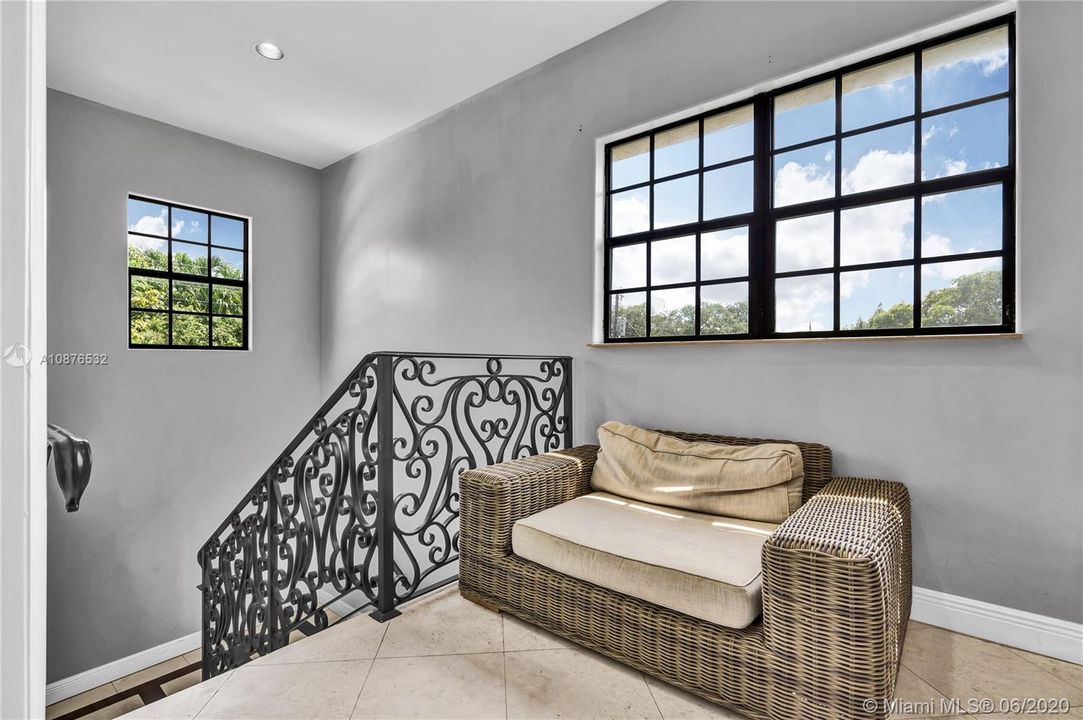 Vendido Recientemente: $585,000 (3 camas, 2 baños, 2216 Pies cuadrados)
