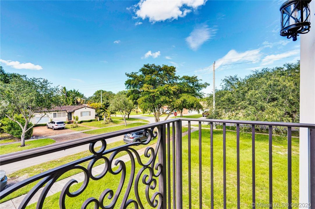 Vendido Recientemente: $585,000 (3 camas, 2 baños, 2216 Pies cuadrados)