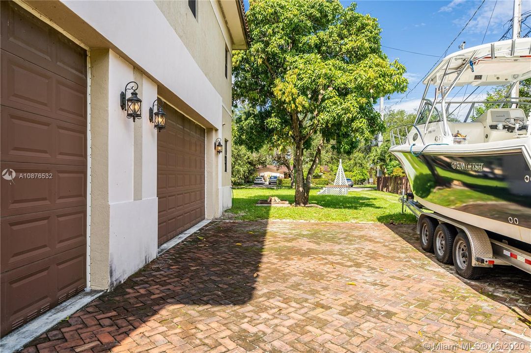 Vendido Recientemente: $585,000 (3 camas, 2 baños, 2216 Pies cuadrados)