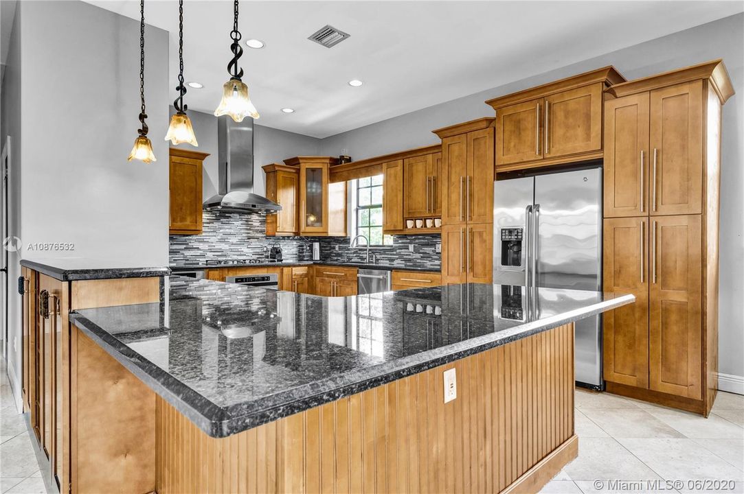 Vendido Recientemente: $585,000 (3 camas, 2 baños, 2216 Pies cuadrados)