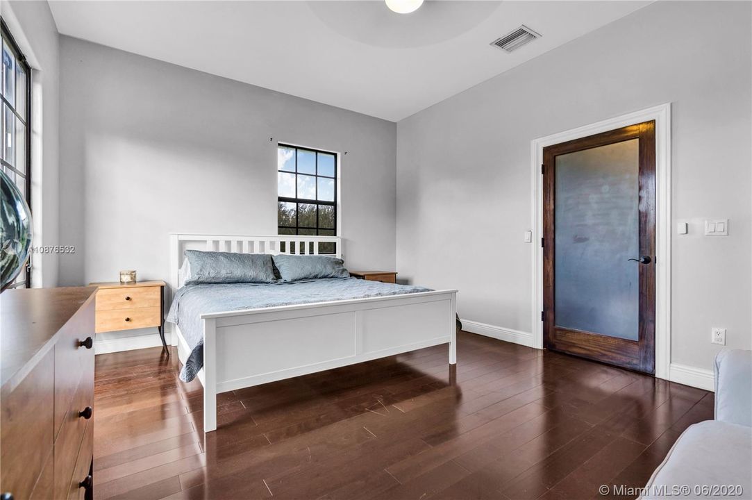 Vendido Recientemente: $585,000 (3 camas, 2 baños, 2216 Pies cuadrados)
