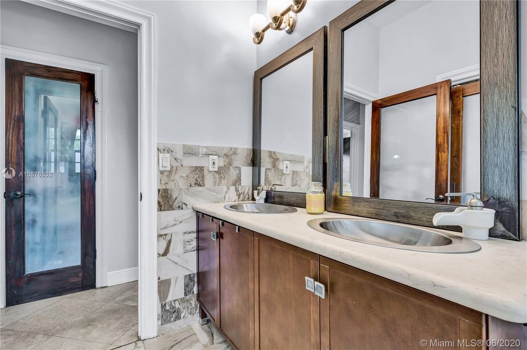 Vendido Recientemente: $585,000 (3 camas, 2 baños, 2216 Pies cuadrados)