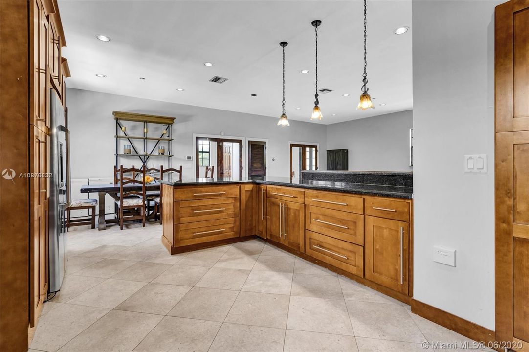 Vendido Recientemente: $585,000 (3 camas, 2 baños, 2216 Pies cuadrados)