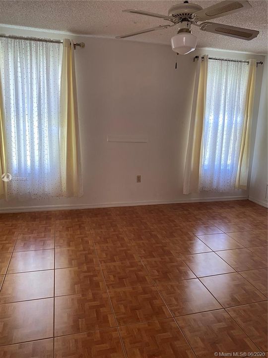 Недавно продано: $145,000 (3 спален, 2 ванн, 1250 Квадратных фут)