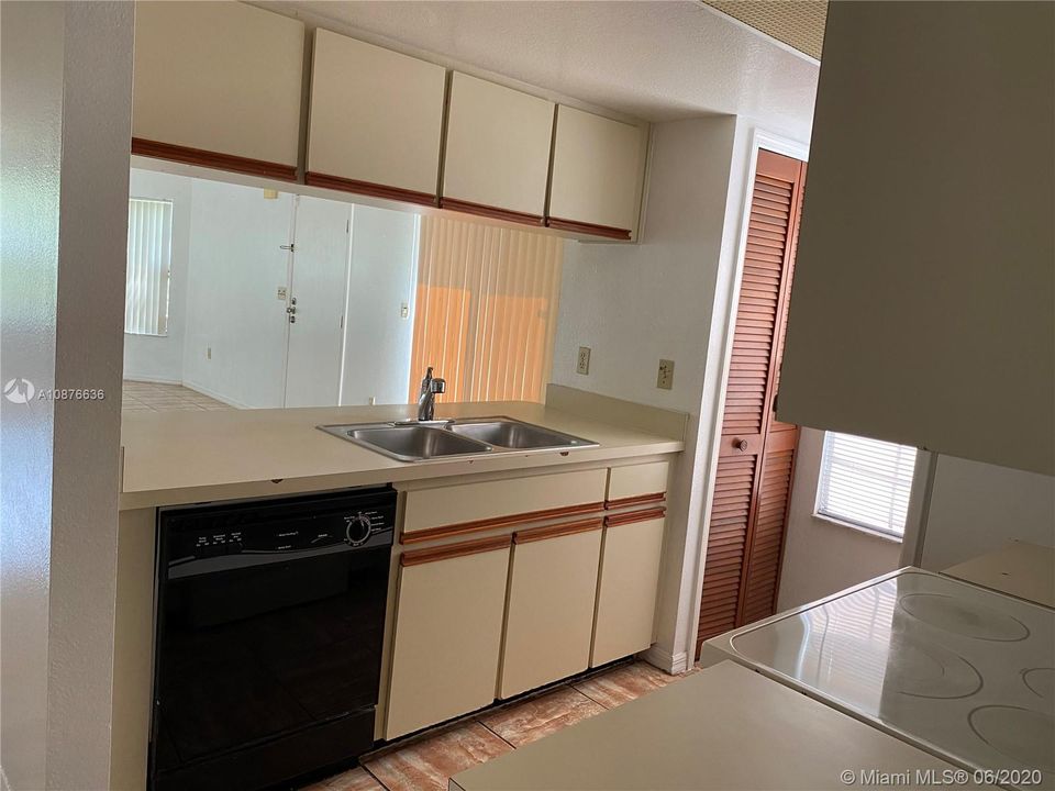 Недавно продано: $145,000 (3 спален, 2 ванн, 1250 Квадратных фут)