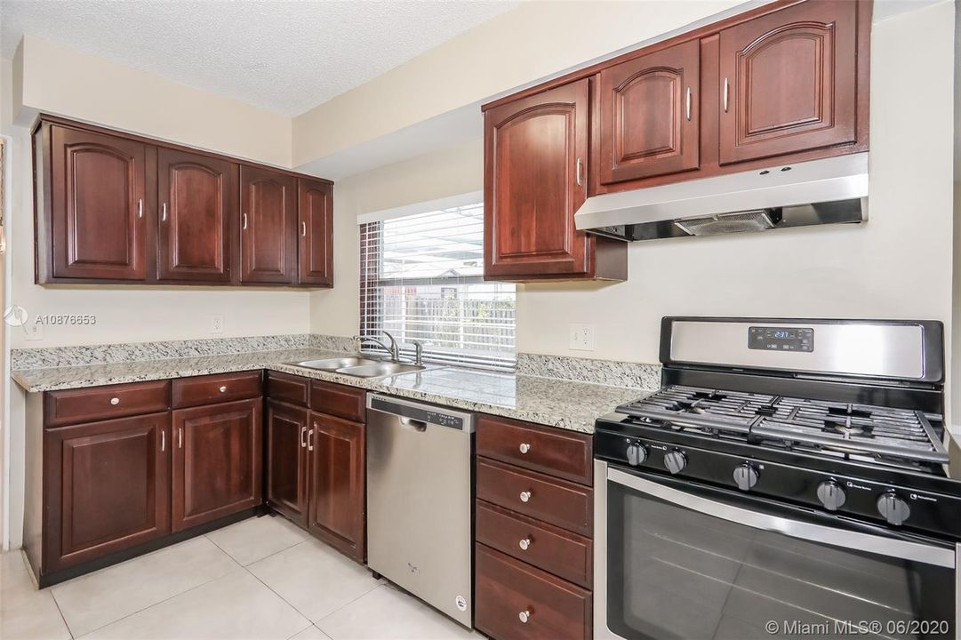 Recently Rented: $2,395 (3 beds, 2 baths, 1437 Square Feet)