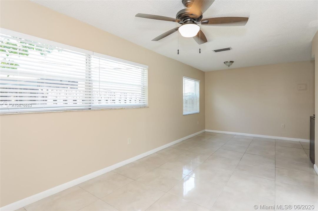 Recently Rented: $2,395 (3 beds, 2 baths, 1437 Square Feet)