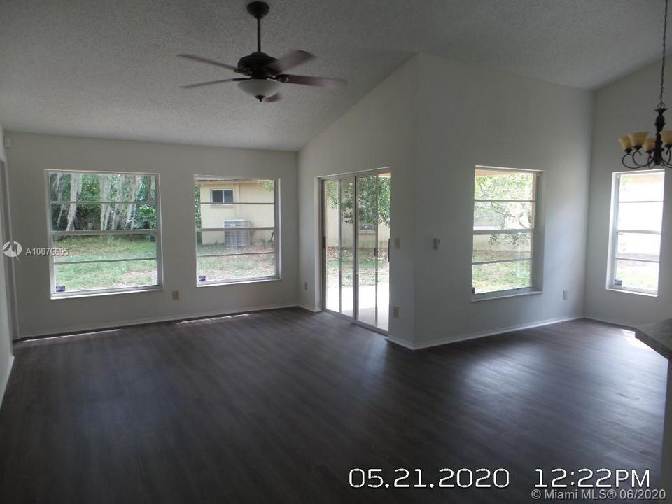 Vendido Recientemente: $205,900 (3 camas, 2 baños, 0 Pies cuadrados)