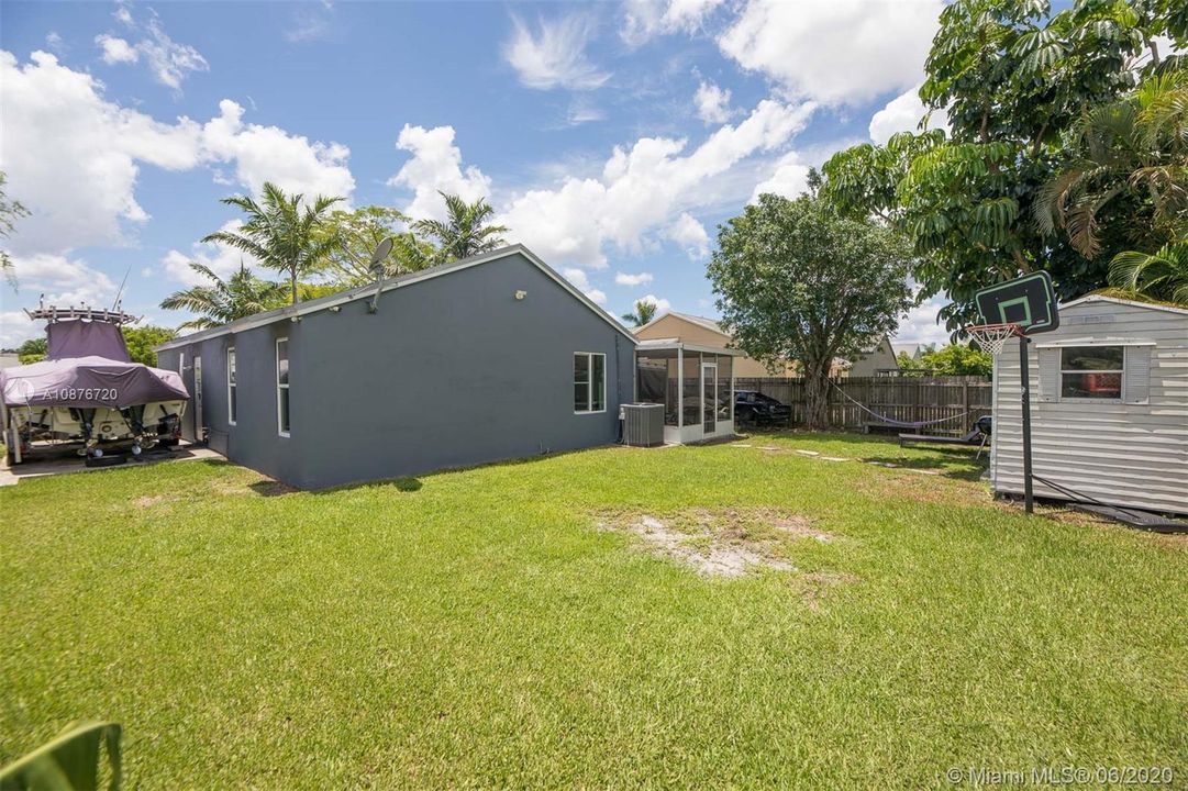 Vendido Recientemente: $318,900 (3 camas, 2 baños, 1214 Pies cuadrados)