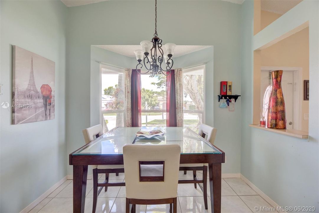 Vendido Recientemente: $318,900 (3 camas, 2 baños, 1214 Pies cuadrados)