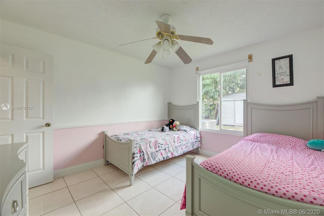 Vendido Recientemente: $318,900 (3 camas, 2 baños, 1214 Pies cuadrados)