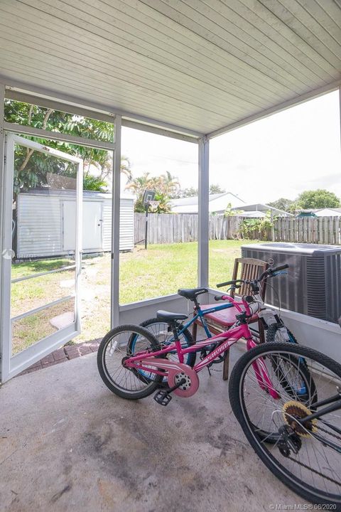 Vendido Recientemente: $318,900 (3 camas, 2 baños, 1214 Pies cuadrados)