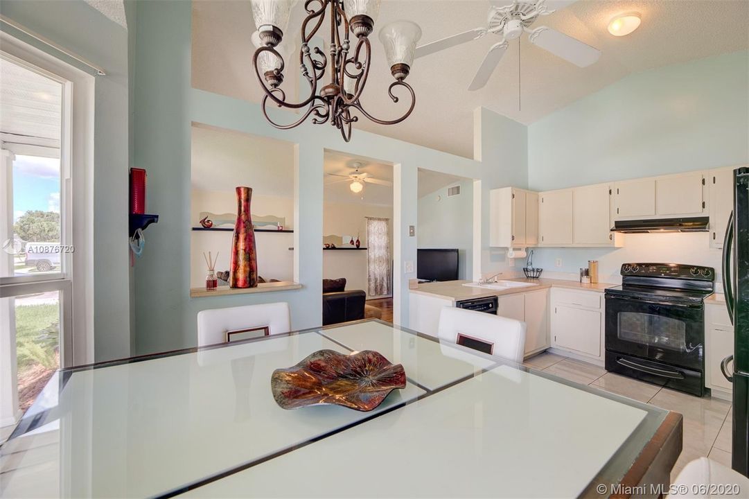 Vendido Recientemente: $318,900 (3 camas, 2 baños, 1214 Pies cuadrados)