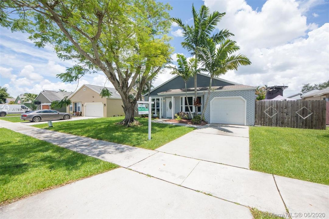 Vendido Recientemente: $318,900 (3 camas, 2 baños, 1214 Pies cuadrados)