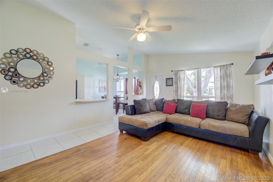 Vendido Recientemente: $318,900 (3 camas, 2 baños, 1214 Pies cuadrados)