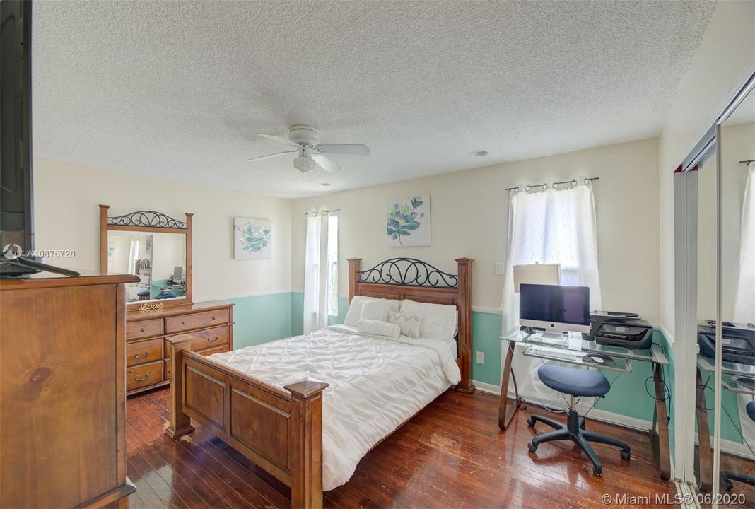 Vendido Recientemente: $318,900 (3 camas, 2 baños, 1214 Pies cuadrados)