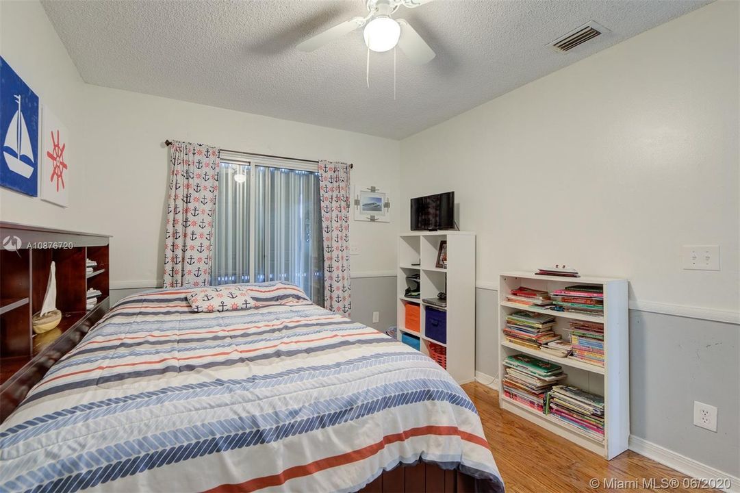 Vendido Recientemente: $318,900 (3 camas, 2 baños, 1214 Pies cuadrados)