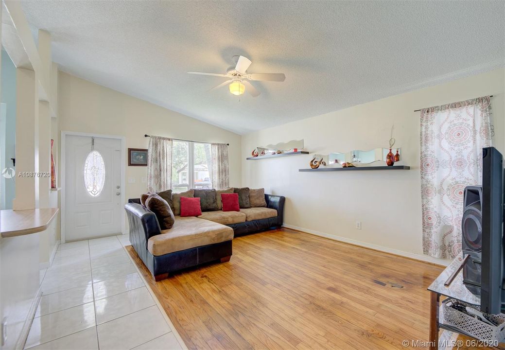 Vendido Recientemente: $318,900 (3 camas, 2 baños, 1214 Pies cuadrados)