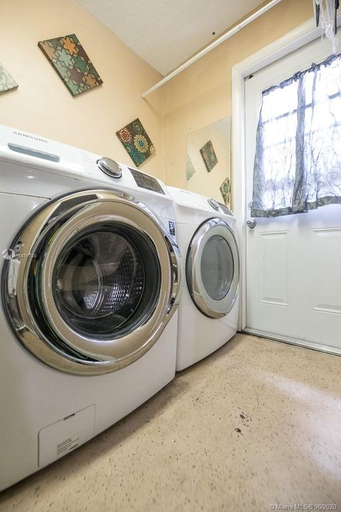 Vendido Recientemente: $318,900 (3 camas, 2 baños, 1214 Pies cuadrados)